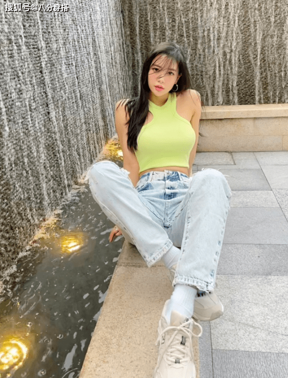 身材|克拉拉不愧是“亚洲第一美女”，牛仔套装中性飒爽，搭吊带显妩媚