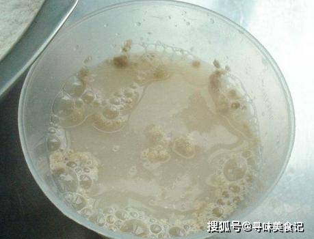 做法|孩子想吃披萨，点外卖太贵，在家不用烤箱就能做，味美实惠料又足