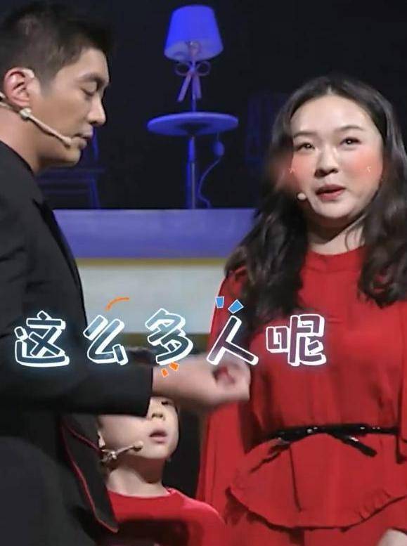 显得|霍思燕一家上央视，杜江拼色西装真帅气，嗯哼穿红毛衣颜值不输爹