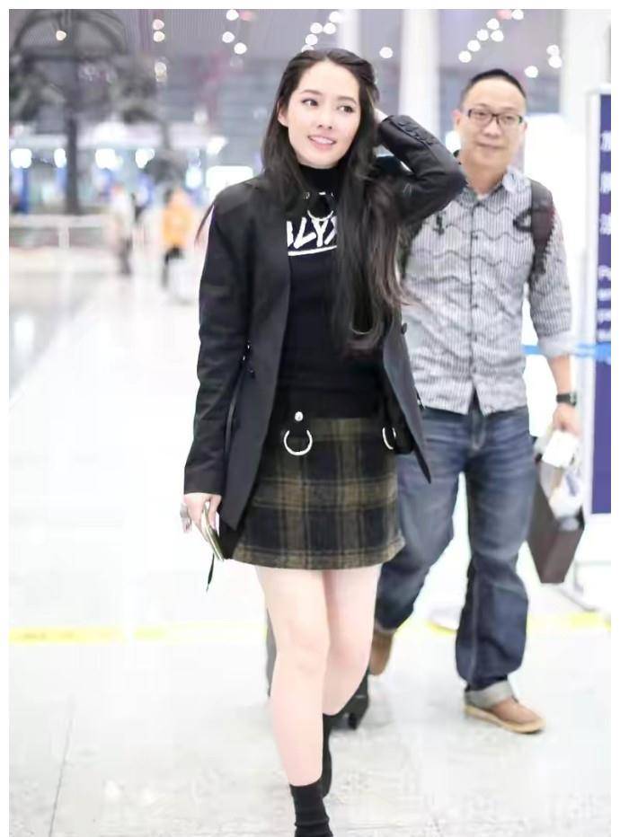 黑色|向佐一家三口同框！女儿打扮时髦太萌，郭碧婷穿粉色帽衫身材圆润