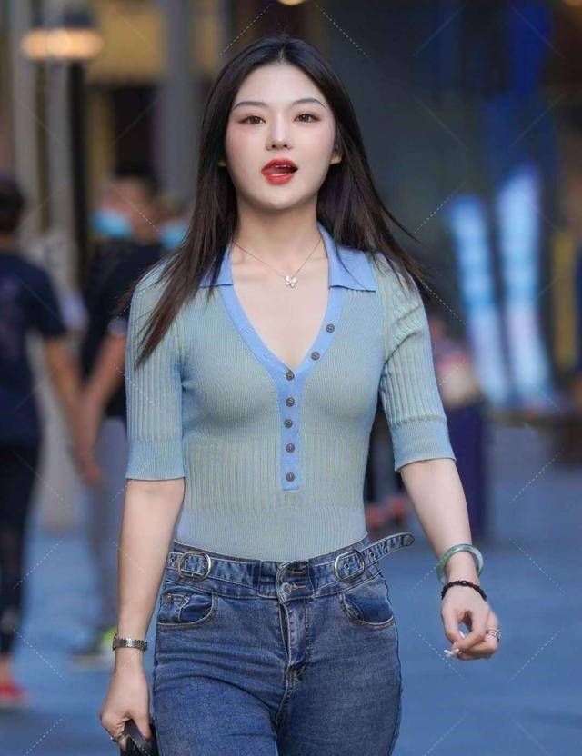 女神|蓝绿色V领上衣搭配紧身牛仔裤，自信又时尚，展现女神范气息