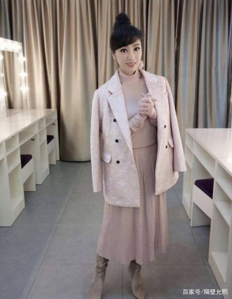 米雪|63岁米雪不服老,穿红色斗篷长裙超“冻龄”,成功hold全场