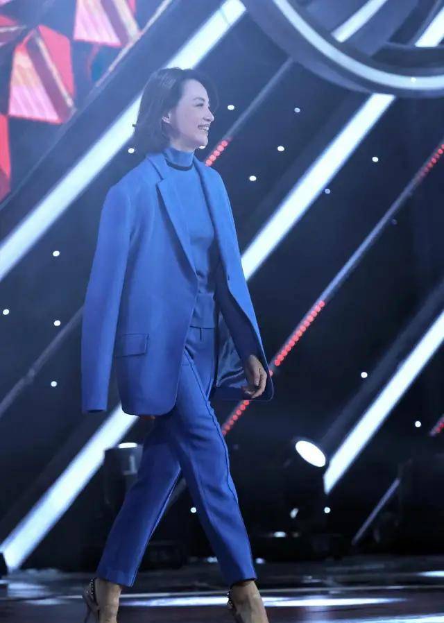 色调|周涛又美了!穿V领西装裙莞尔一笑真动人,穿衣和董卿不一个路子