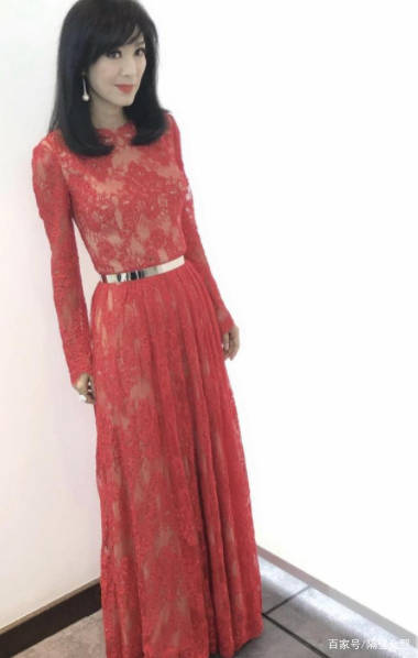 米雪|63岁米雪不服老，穿红色斗篷长裙超“冻龄”，成功hold全场