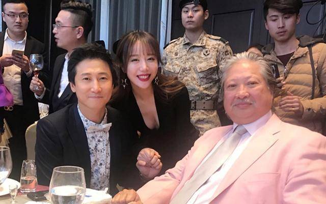 身材|送行陈木胜！洪金宝现身不再坐轮椅，穿衣洋气身材暴瘦没了大肚腩
