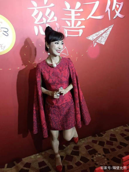 米雪|63岁米雪不服老,穿红色斗篷长裙超“冻龄”,成功hold全场