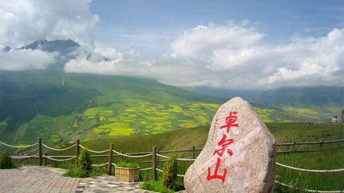 青海卓尔山，让人流连忘返，丹霞地貌巧夺天工，现在去玩正合适！