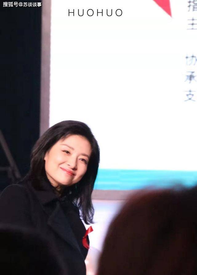 设计|周涛现身穿风衣配长靴,51岁还贴双眼皮粘假睫毛,大龄女人也扮嫩