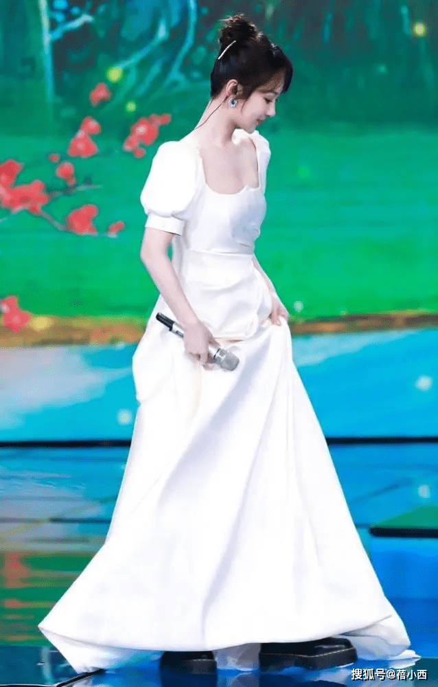 一身|杨紫终于穿出高级美感,泡泡袖连衣裙配半扎发型,看上去气质升华