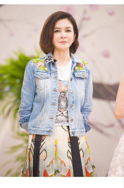 手法|关之琳老来更洋气，潮流打扮时髦又拉风，戴五斤重的配饰让人咂舌