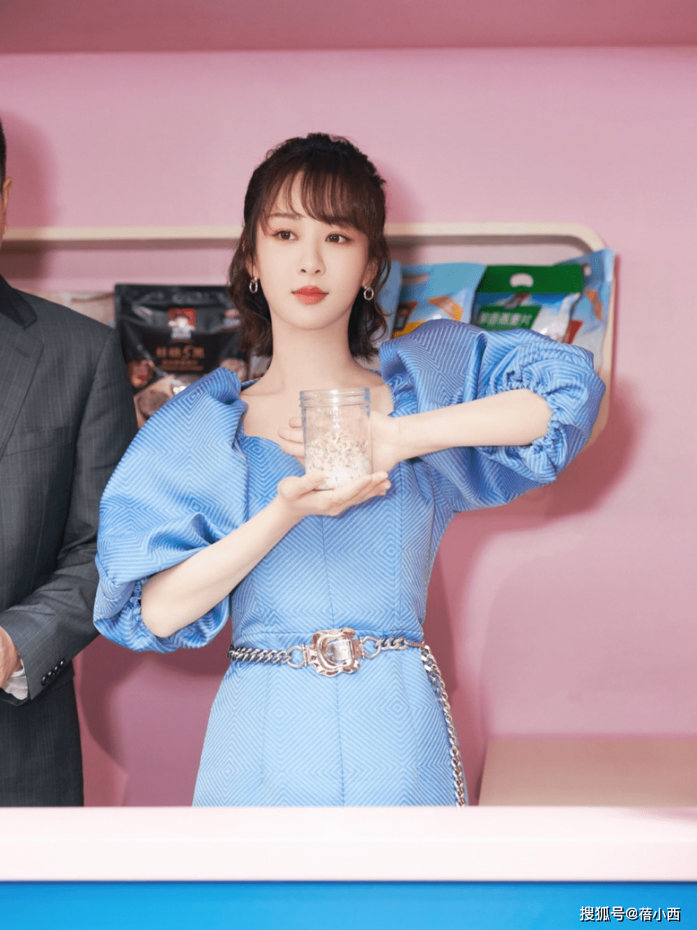 一身|杨紫终于穿出高级美感,泡泡袖连衣裙配半扎发型,看上去气质升华