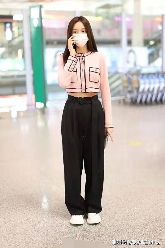 小姑娘|沈梦辰30多了还像小姑娘，打扮洋气时髦，青春靓丽像吃了＂防腐剂＂
