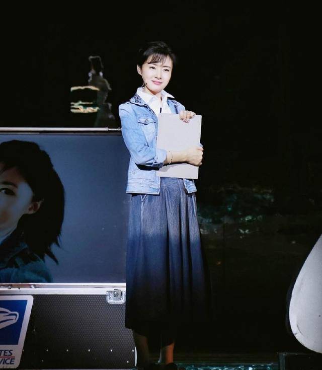 皮筋|周涛都这么时髦了？绿色衬衣配伞裙，马尾用5毛钱皮筋扎出新花样