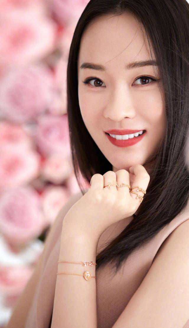 身材|霍思燕夫妇为情人节拍照，穿白色连衣裙秀身材，杜江把铁锁当项链