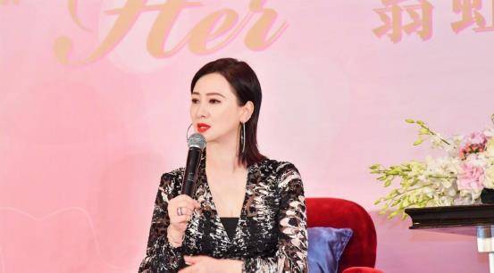 翁虹|翁虹身穿花裙眉眼带笑，53岁风采依旧，温柔气质不惧年纪变化