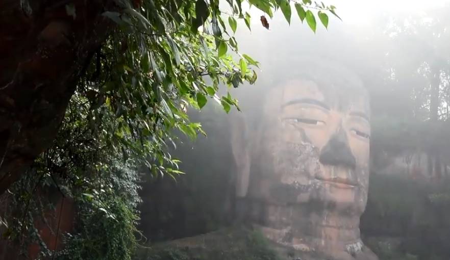 日本最“害羞”的佛像，高度近14米，游客只能看见半个佛头！