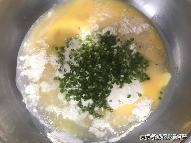 做法|早餐饼快速做法，2个鸡蛋，1碗面，10分钟做出全家人的早餐