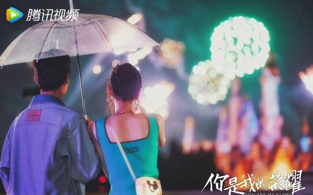 乔晶晶|热巴杨洋在迪士尼看烟花！“乔晶晶”穿吊带好性感，荣耀夫妇太上头