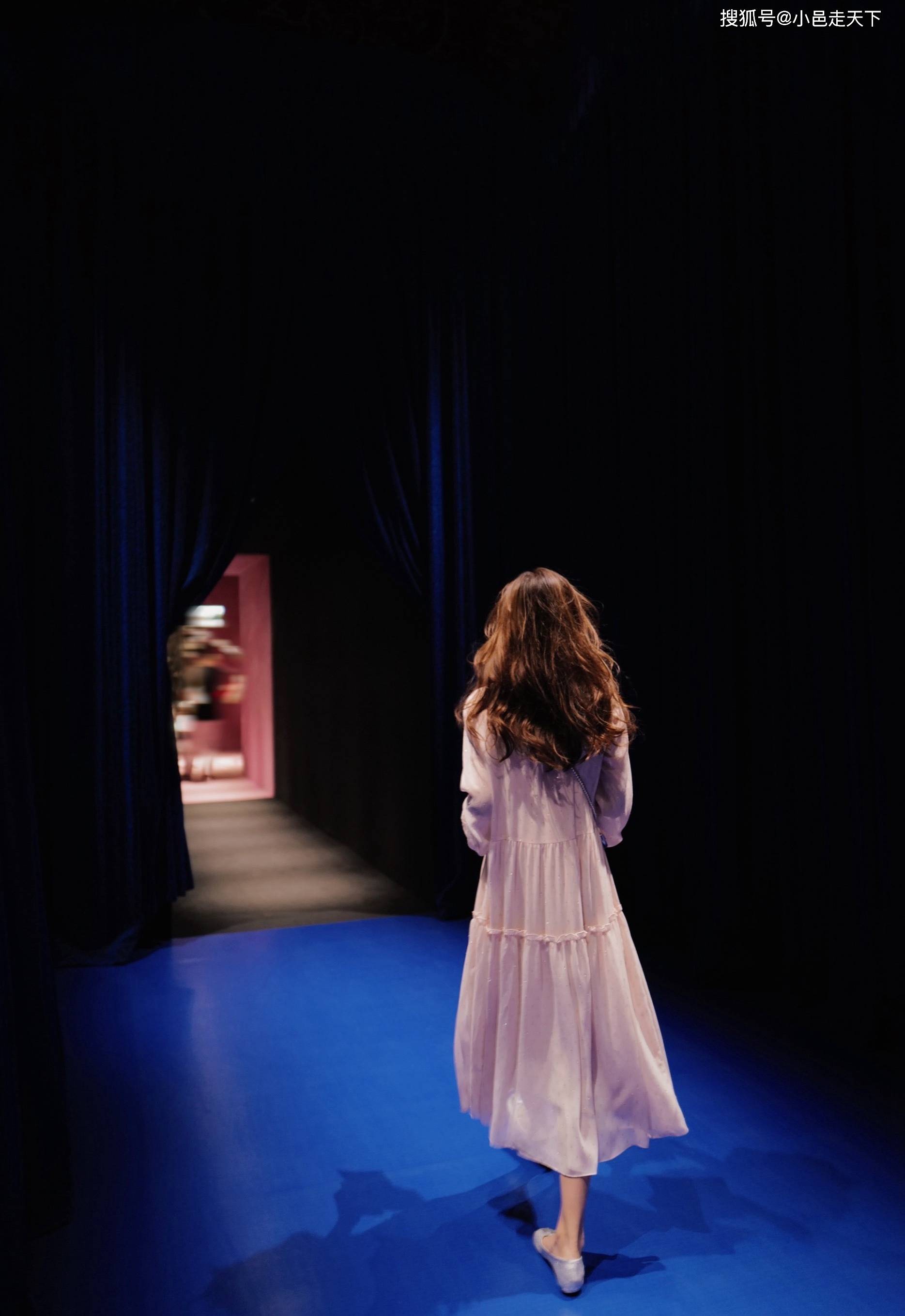 张子萱白色连衣裙优雅写真