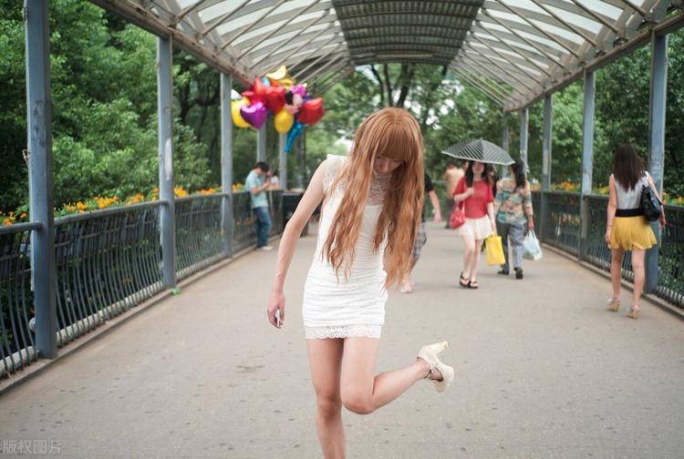 男子假扮女人,与多名男子发生性关系,骗取大量钱财