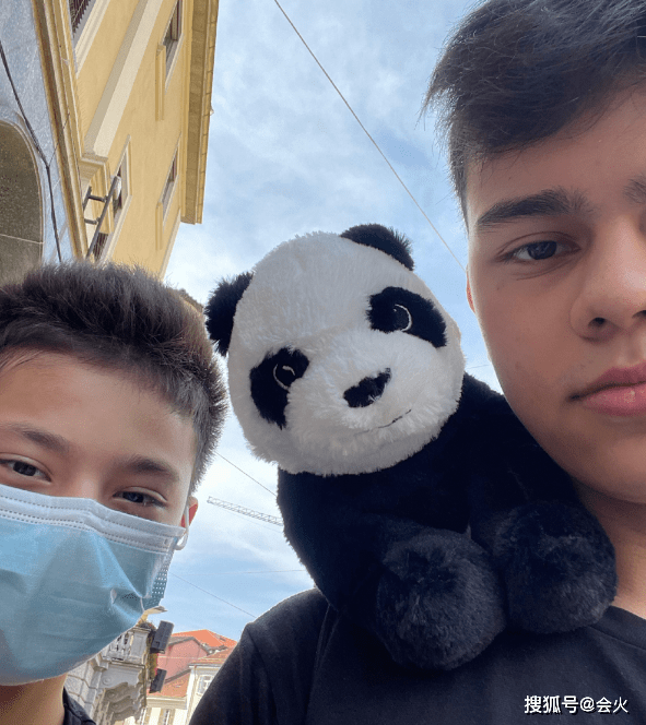 瑞士|57岁史可罕秀恩爱！被外国老公亲密搂肩，混血儿子身材壮硕颜值高