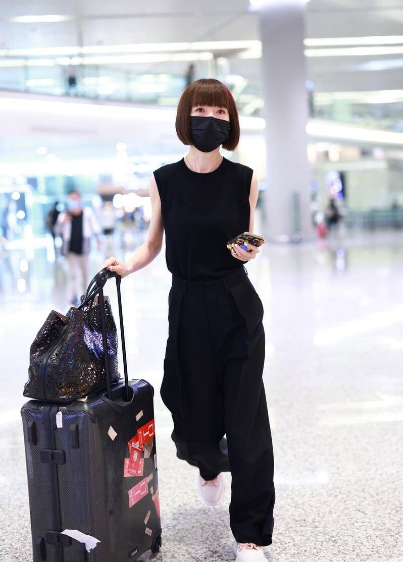 教科书|鲁豫原来这么会穿,“干瘦”身材也穿出大气场,造型教科书式存在