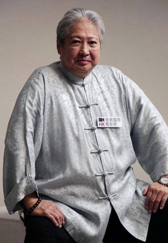 身材|送行陈木胜！洪金宝现身不再坐轮椅，穿衣洋气身材暴瘦没了大肚腩