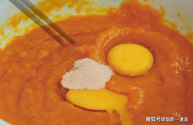 做法|一块南瓜2鸡蛋，筷子搅一搅，8分钟搞定全家人早餐，比油条还香