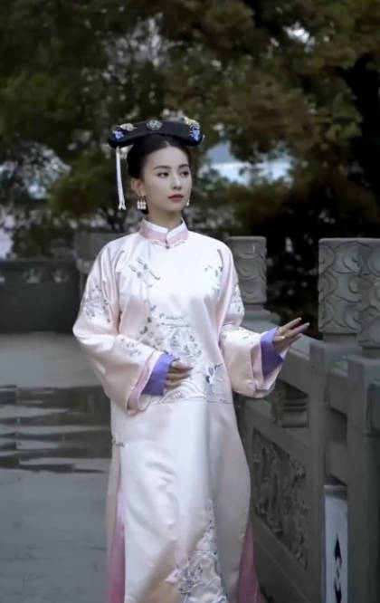 扮相|方媛七夕穿古装韵味足，仿若天外飞仙超惊艳，扮相不逊于明星演员