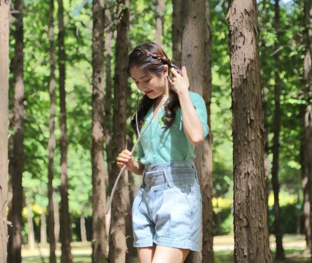 初恋|双马尾的李兰迪很甜美，穿蓝绿色针织衫配高腰裤，简约不失初恋感