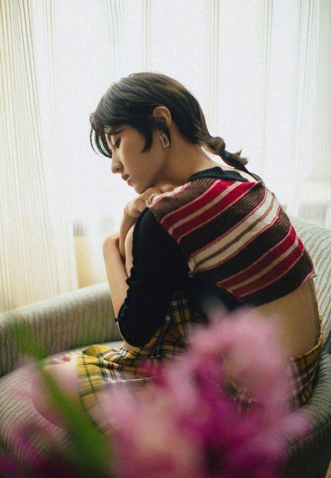条纹|张子枫真是长大了，穿“二分条纹衣”秀身材，有点女人味了