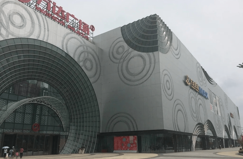 松江二中,三新学校,花桥村小学,松江实验小学 综合商场:松江万达广场