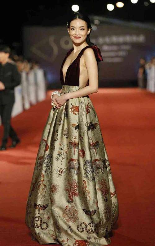 颜色|又被舒淇的“大胆”震住，领口开到腰+大露背的连衣裙都hold得住