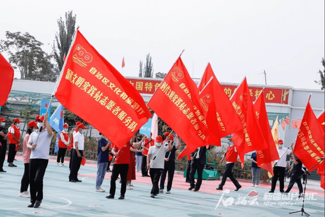 15日,在阿瓦提县英艾日克镇苏盖提艾日克村,驻村工作队员和志愿者们举