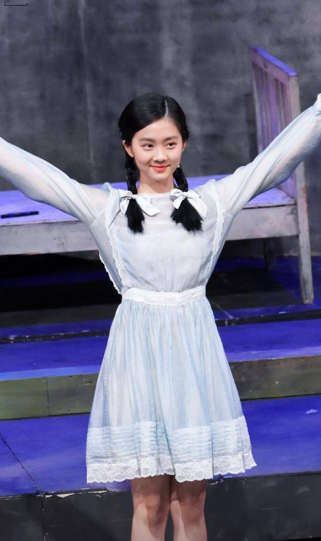 变化|黄磊女儿黄多多变化太大了，麻花辫+蕾丝连衣裙，青春可爱很甜美