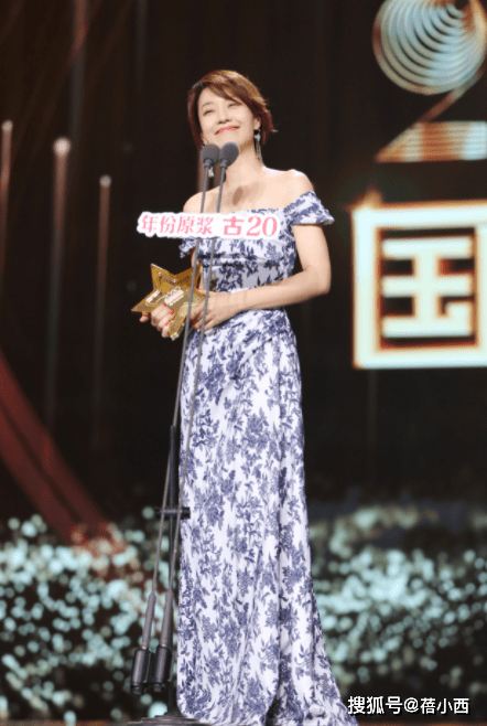 国际|文章的前妻马伊琍又美了，一袭印花连衣裙高调亮相，美出国际范