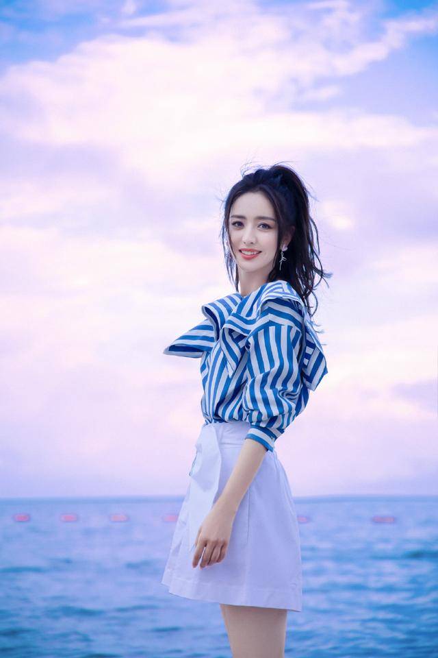 条纹|包臀裙过时了，佟丽娅将百褶裙带火了，搭配条纹上衣很好看