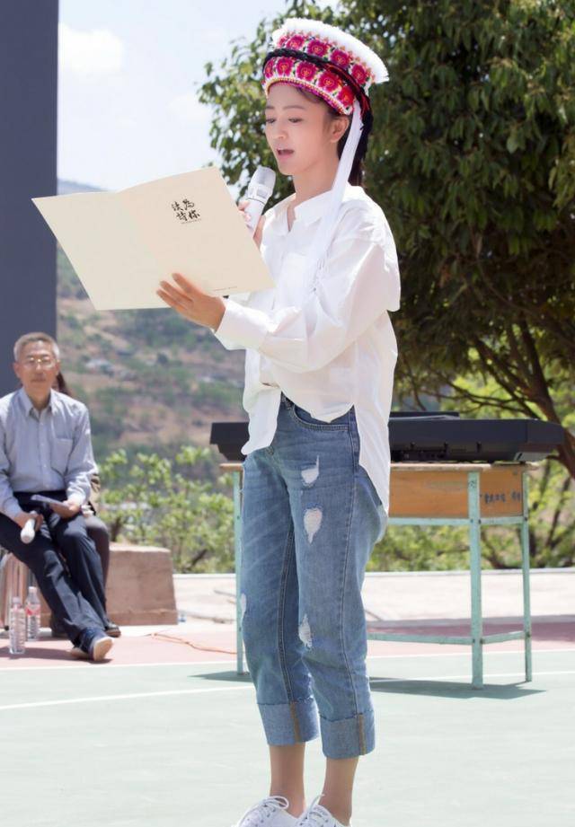 下半身|46岁罗海琼带8岁女儿现身，穿衣朴素认不出，老公长得一般却有钱