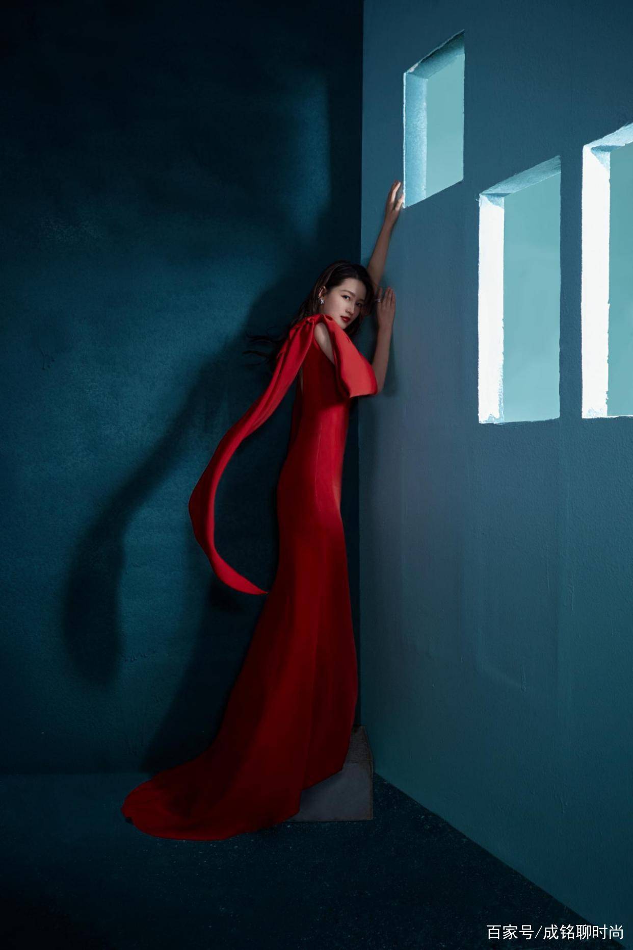 毛衣|李沁出游写真曝光！毛衣配牛仔裙时尚又减龄，化身秋日恬静少女