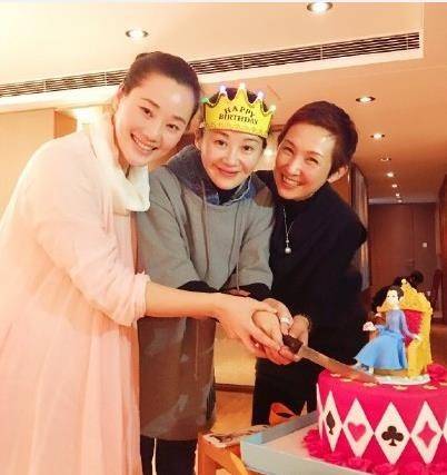 少女|许晴都快成老奶奶了，为装少女瘦脸成尖下巴，不像她还没了气质！