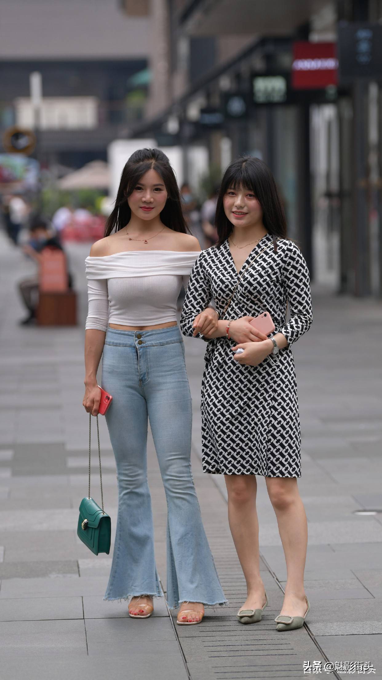 喇叭裤|小个子女生长裤怎么选？高腰喇叭裤+高跟鞋，轻松告别小短腿