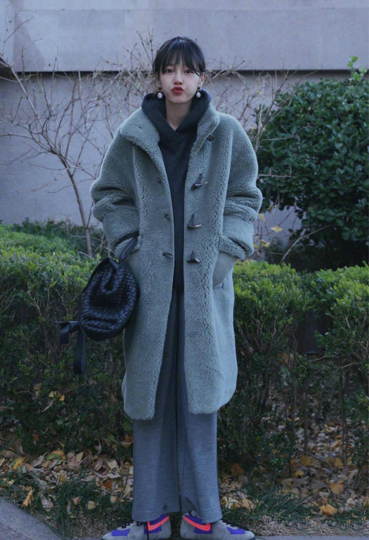 设计|36岁白百何豪气!自拍秀时髦却暴露豪宅一角,一面镜子要近7万