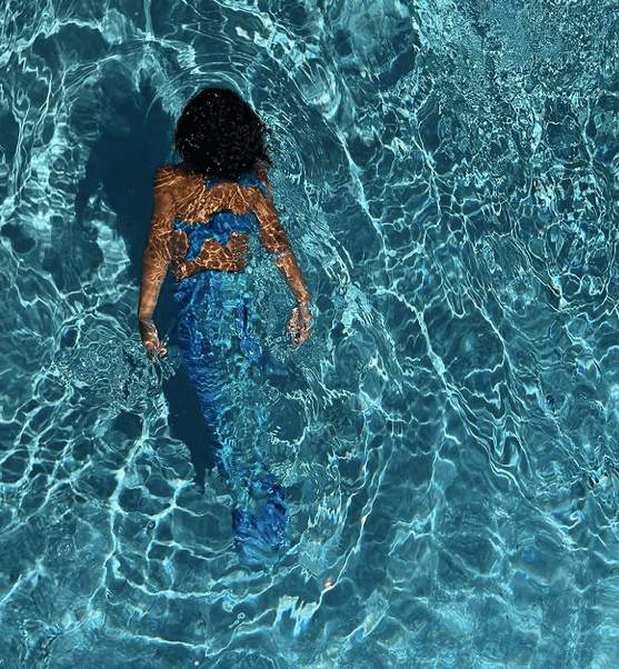 泳池|亿万富婆金小妹宠女无度！斯托米穿泳衣变美人鱼，偌大泳池开眼界