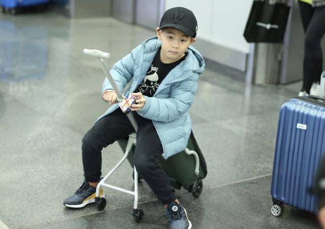 东北|44岁胡可带俩儿子现身,粗布牛仔配紧身裤,东北宋仲基有点发福了