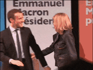 夫人|马克龙和继女同框,两人曾同班同学,大25岁老婆顶鸡窝头一脸开心