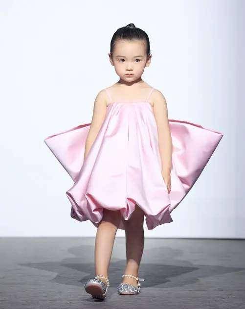 董璇|高云翔回来后，女儿小酒窝终于笑了，穿衣时髦连表情都丰富多彩