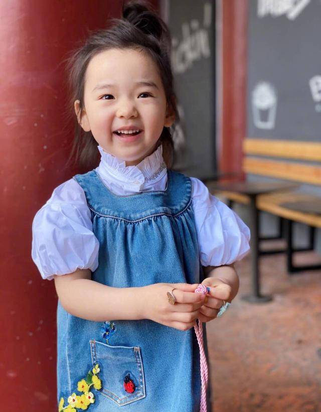 董璇|高云翔回来后，女儿小酒窝终于笑了，穿衣时髦连表情都丰富多彩