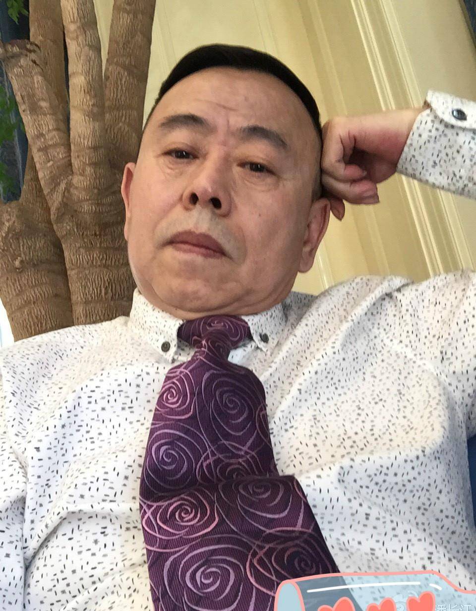 色调|潘长江不服老，穿印花衫跳《无价之姐》，动作灵活哪像63岁大叔样