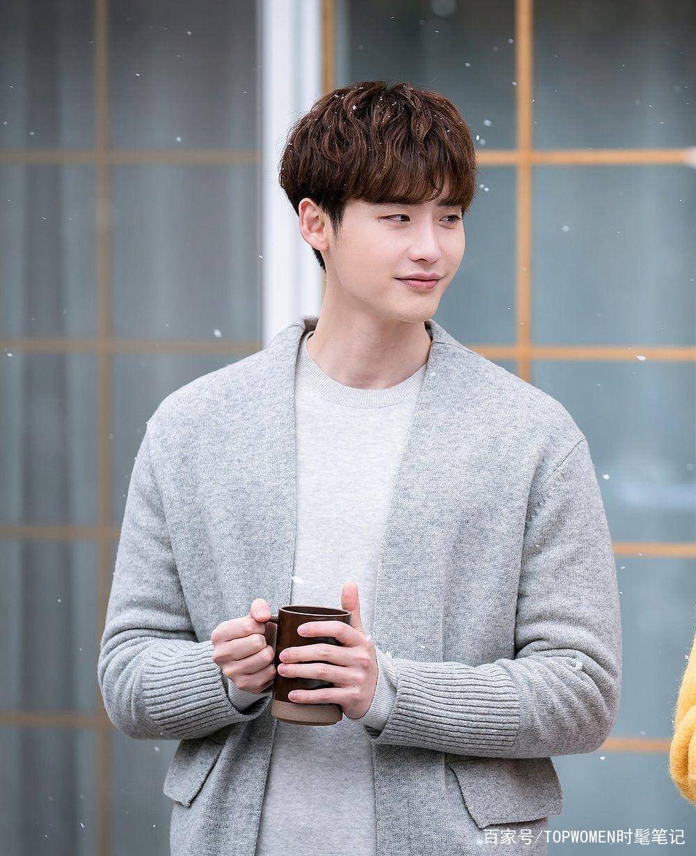 黑色|李钟硕退伍后首次亮相时尚大片,复古造型曝光,慵懒随意令人心动