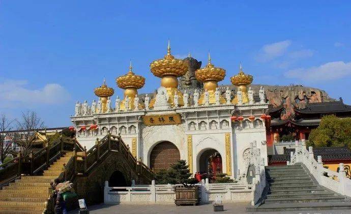 距今已近700年的历史,整座寺院分圆通殿,大雄宝殿,观音阁,善财阁,佛